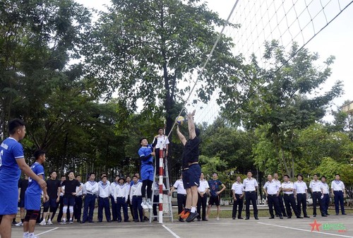 韩国海军“闲山岛”号训练舰与越南海军125旅官兵举行体育友谊赛 - ảnh 1