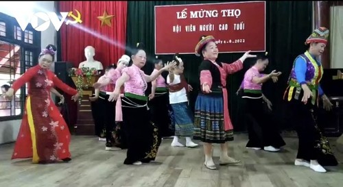 维护山罗省泰族文化的一家黄氏梅和广文赫夫妻 - ảnh 1