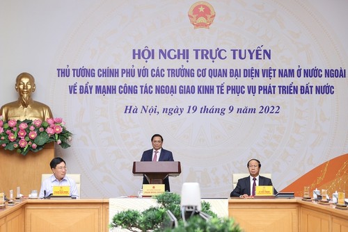 越南政府总理与越南驻各国代表机构负责人就大力推动经济外交工作举行视频会议 - ảnh 1