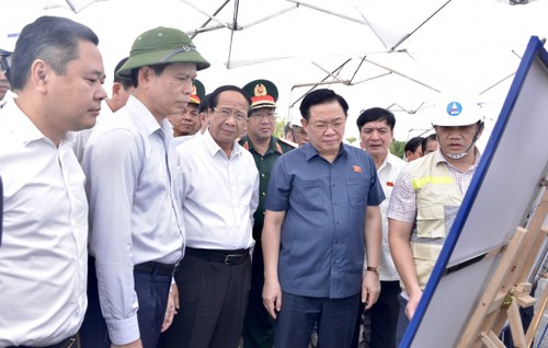 越南国会主席王庭惠视察槟力—龙城高速公路、龙城机场修建项目 - ảnh 1