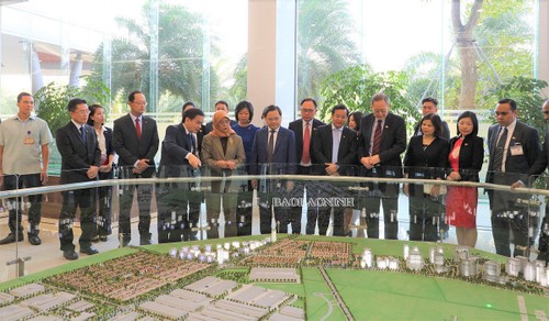 新加坡总统参观北宁省VSIP工业区 - ảnh 1
