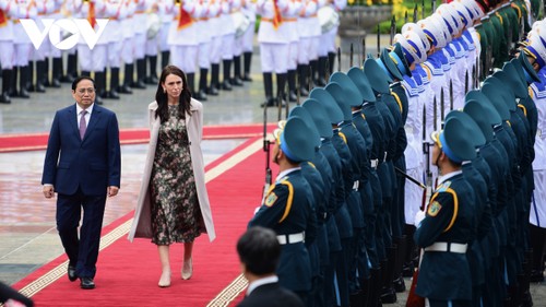 越南政府总理范明政主持仪式，欢迎新西兰总理对越南进行正式访问 - ảnh 1