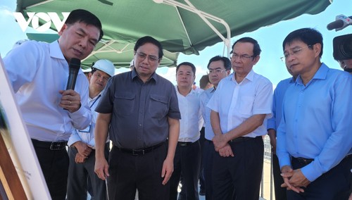 越南政府总理范明政检查胡志明市重点项目施工进度 - ảnh 1
