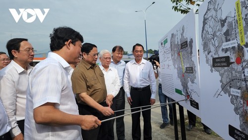 越南政府总理范明政检查平阳省一些重点项目实施情况 - ảnh 1