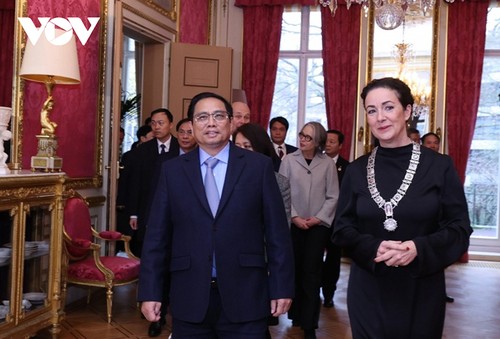 越南政府总理范明政探访海牙常设仲裁法院，会见阿姆斯特丹市市长，会见旅居荷兰越南人代表 - ảnh 2