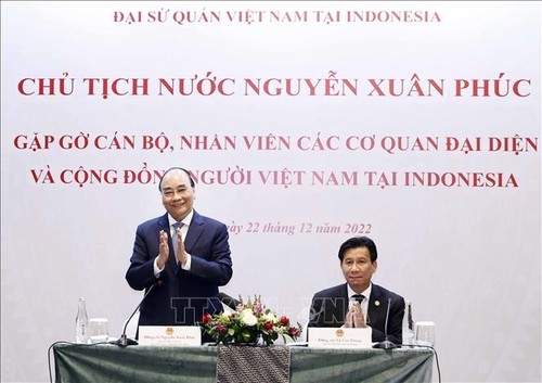 越南国家主席阮春福与旅居印尼越南人代表交谈 - ảnh 1