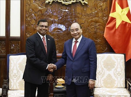 越南国家主席阮春福会见前来辞行拜会的斯里兰卡和柬埔寨大使 - ảnh 1