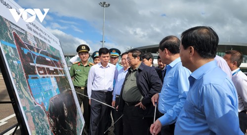 越南政府总理范明政视察平定省一些重点项目和工业区 - ảnh 1
