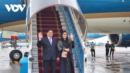 越南政府总理范明政启程出访新加坡和文莱 - ảnh 1