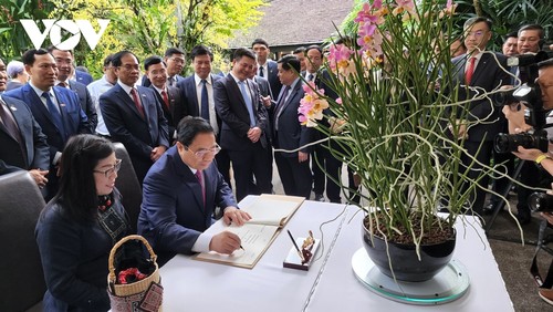 范明政在胡志明主席雕像献花并参观新加坡植物园 - ảnh 2