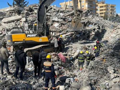 土耳其和叙利亚地震：越南公安部救援队同当地救援力量努力搜救罹难者和幸存者 - ảnh 1