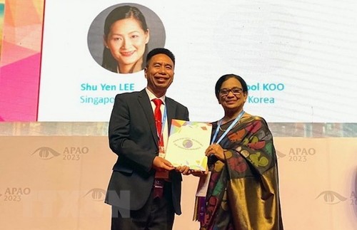 越南一名医生获得亚太眼科学会杰出防盲服务奖 - ảnh 1