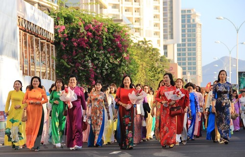 两千多名女性身穿奥黛在芽庄沿海街道游行 - ảnh 1