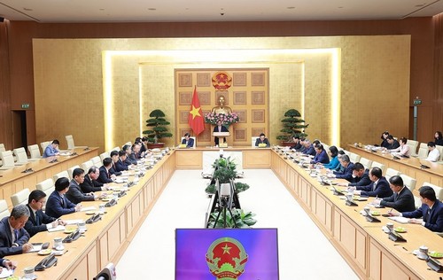 越南政府总理范明政：越南驻外代表机构首席代表要集中开展经济外交工作、助力国家发展 - ảnh 1