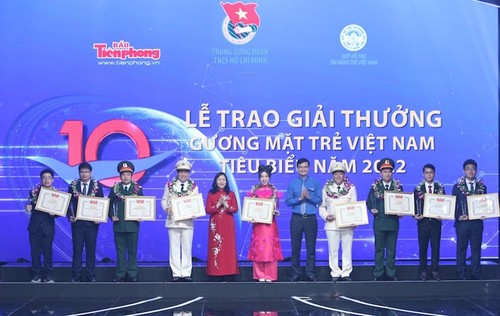越南胡志明共青团中央委员会颁发2022年越南优秀青年奖 - ảnh 1