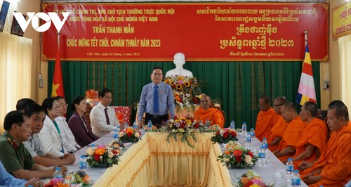 国会常务副主席陈青敏造访芹苴市并向高棉族同胞致以传统新年祝福 - ảnh 1
