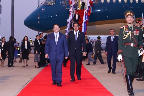 越南政府总理范明政抵达老挝万象出席第四届湄公河委员会峰会 - ảnh 1