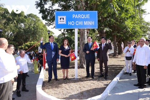 越南国会主席王庭惠：胡志明公园是首都哈瓦那具有历史、文化意义的工程 - ảnh 1