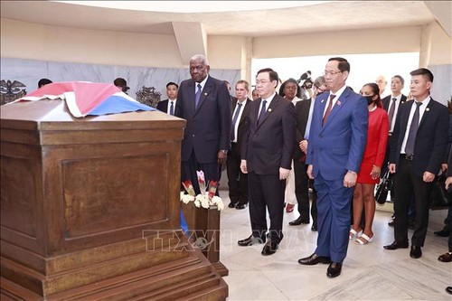 越南国会主席王庭惠到访古巴圣地亚哥市 - ảnh 1