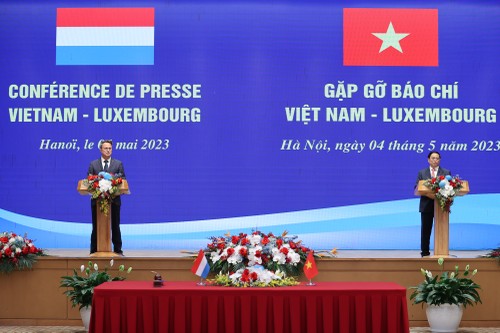 越南政府总理范明政和卢森堡首相贝泰尔会见记者 - ảnh 1