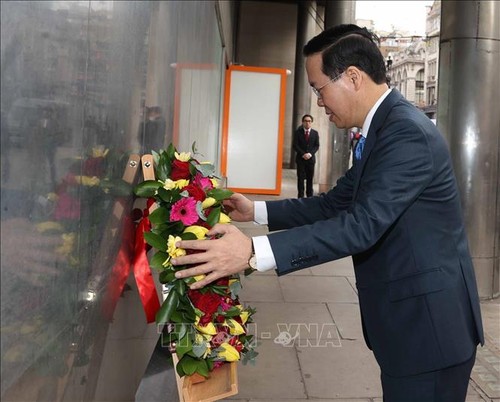 越南国家主席武文赏探望越南驻英国大使馆并会见旅英越南人 - ảnh 1
