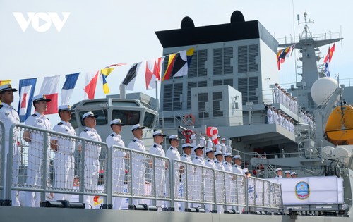 中国海军舰艇访问越南岘港市 - ảnh 1