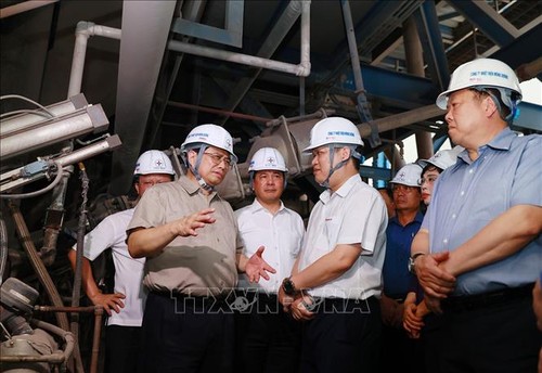 越南政府总理范明政视察电力生产供应和电煤开采情况 - ảnh 1