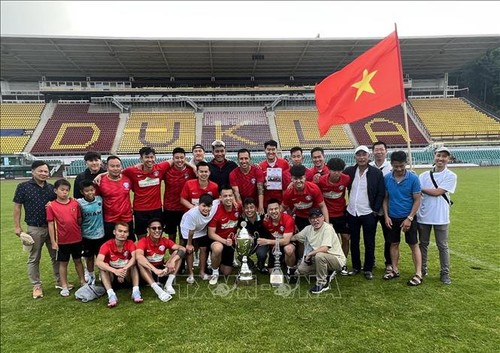 越裔足球队在捷克参议院足球锦标赛中表现出色 - ảnh 1