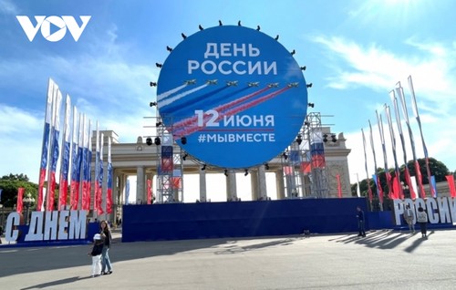 俄罗斯欢庆国庆33周年 - ảnh 1