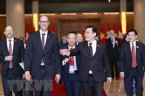 瑞士联邦议会国民院议长堪迪纳斯圆满结束对越南的正式访问 - ảnh 1