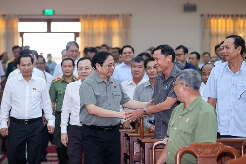 越南政府总理范明政与芹苴市选民进行接触 - ảnh 1