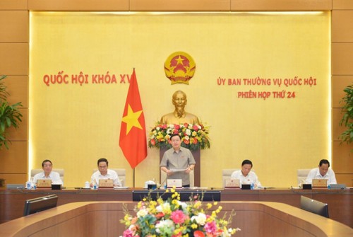 越南国会主席王庭惠主持国会常委会第24次会议开幕会 - ảnh 1