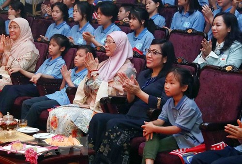 马来西亚总理夫人对越南水上木偶戏印象深刻 - ảnh 1