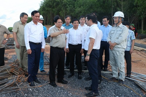 越南政府总理范明政视察广治省一些重点交通工程项目 - ảnh 1