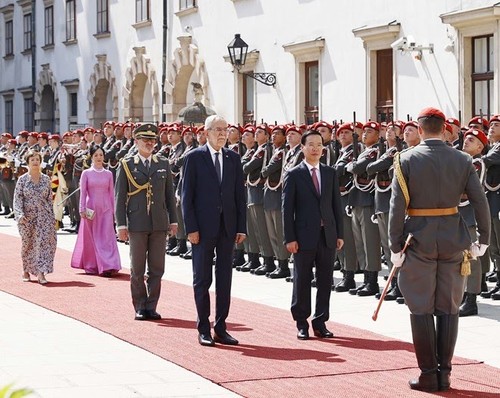奥地利总统主持仪式隆重欢迎越南国家主席武文赏 - ảnh 1