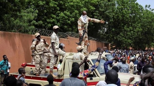 非盟讨论尼日尔危机   西非国家经济共同体反对对穆罕默德·巴祖姆叛国罪进行审判 - ảnh 1