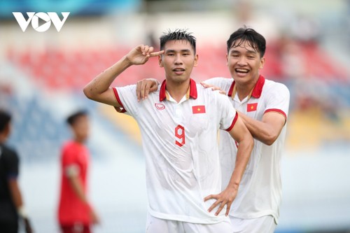 击败老挝队，越南队在东南亚二十三岁以下男足锦标赛赢得开门红 - ảnh 1