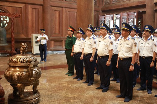 越南海上警察司令部在K9遗迹区上香缅怀胡志明主席 - ảnh 1
