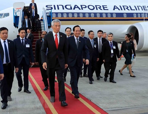 新加坡总理李显龙抵达大河内，开始对越南进行正式访问 - ảnh 1