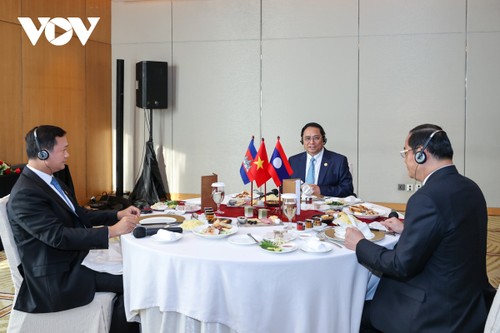 范明政与老挝总理、柬埔寨首相共进工作早餐 - ảnh 1