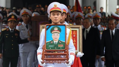   越南国家主席、国会主席等领导人吊唁阮志咏上将 - ảnh 1