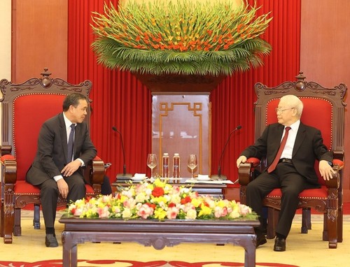 越共中央总书记阮富仲会见老挝驻越南大使 - ảnh 1