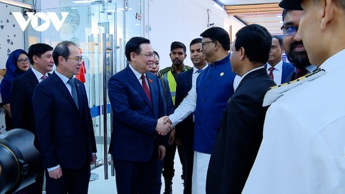 越南国会主席王庭惠抵达首都达卡，开始对孟加拉国进行正式访问 - ảnh 1