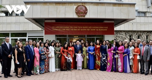 越南国会主席王庭惠：只要语言、文字在，民族的根就在 - ảnh 1