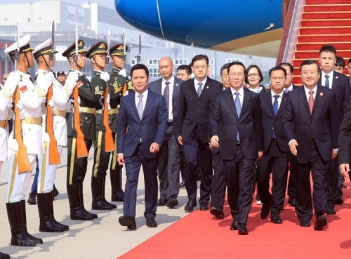 越南国家主席武文赏及其代表团抵达北京 出席第三届“一带一路”国际合作高峰论坛 - ảnh 3