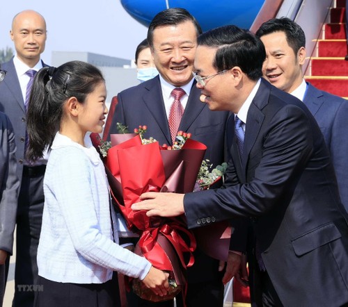 越南国家主席武文赏及其代表团抵达北京 出席第三届“一带一路”国际合作高峰论坛 - ảnh 2