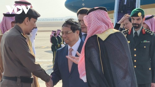 越南政府总理范明政抵达利雅得   开始出席东盟—海合会峰会并访问沙特阿拉伯王国之旅 - ảnh 1