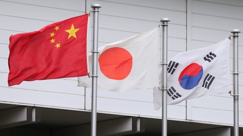 日本推动与韩国、中国的关系 - ảnh 1