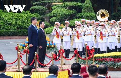 越南国家主席武文赏与蒙古国总统呼日勒苏赫举行会谈 - ảnh 1