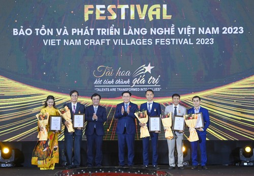 越南国会主席王庭惠出席2023年越南手工艺村保护与发展节开幕式 - ảnh 1